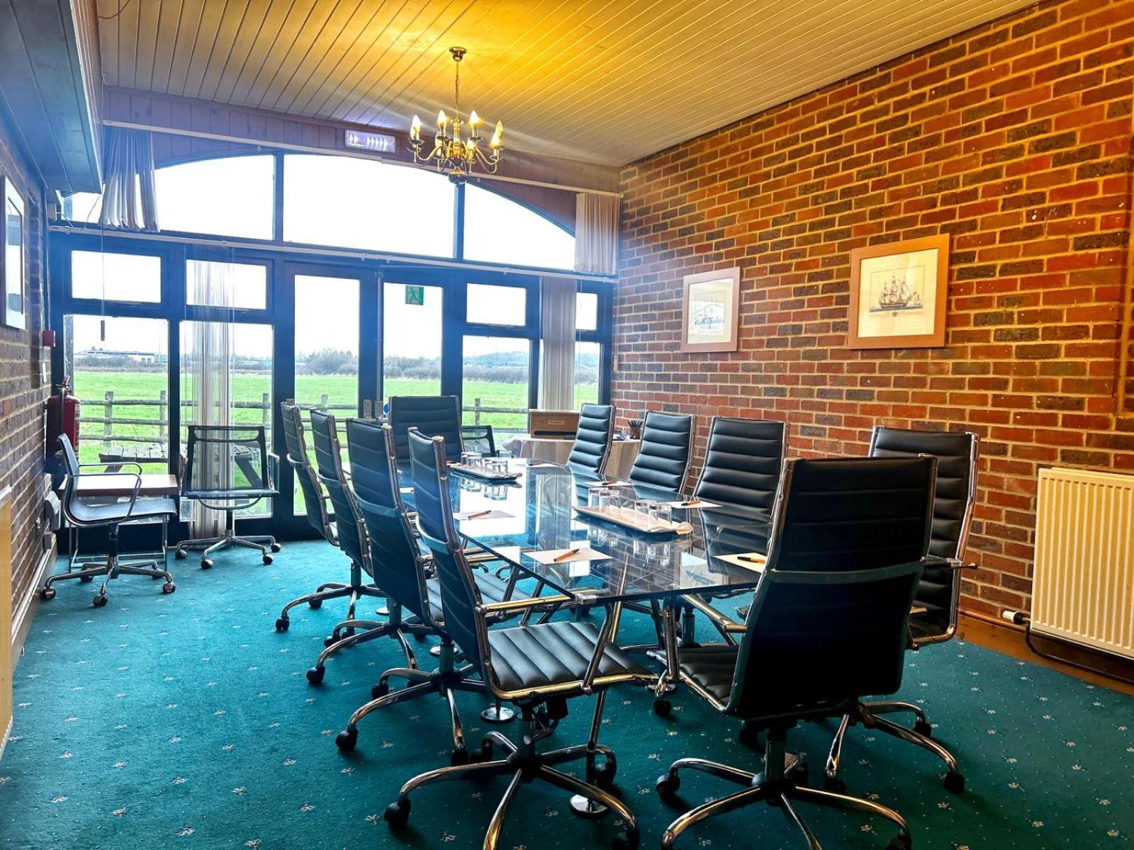 Marsh Farm Hotel Swindon Exterior photo